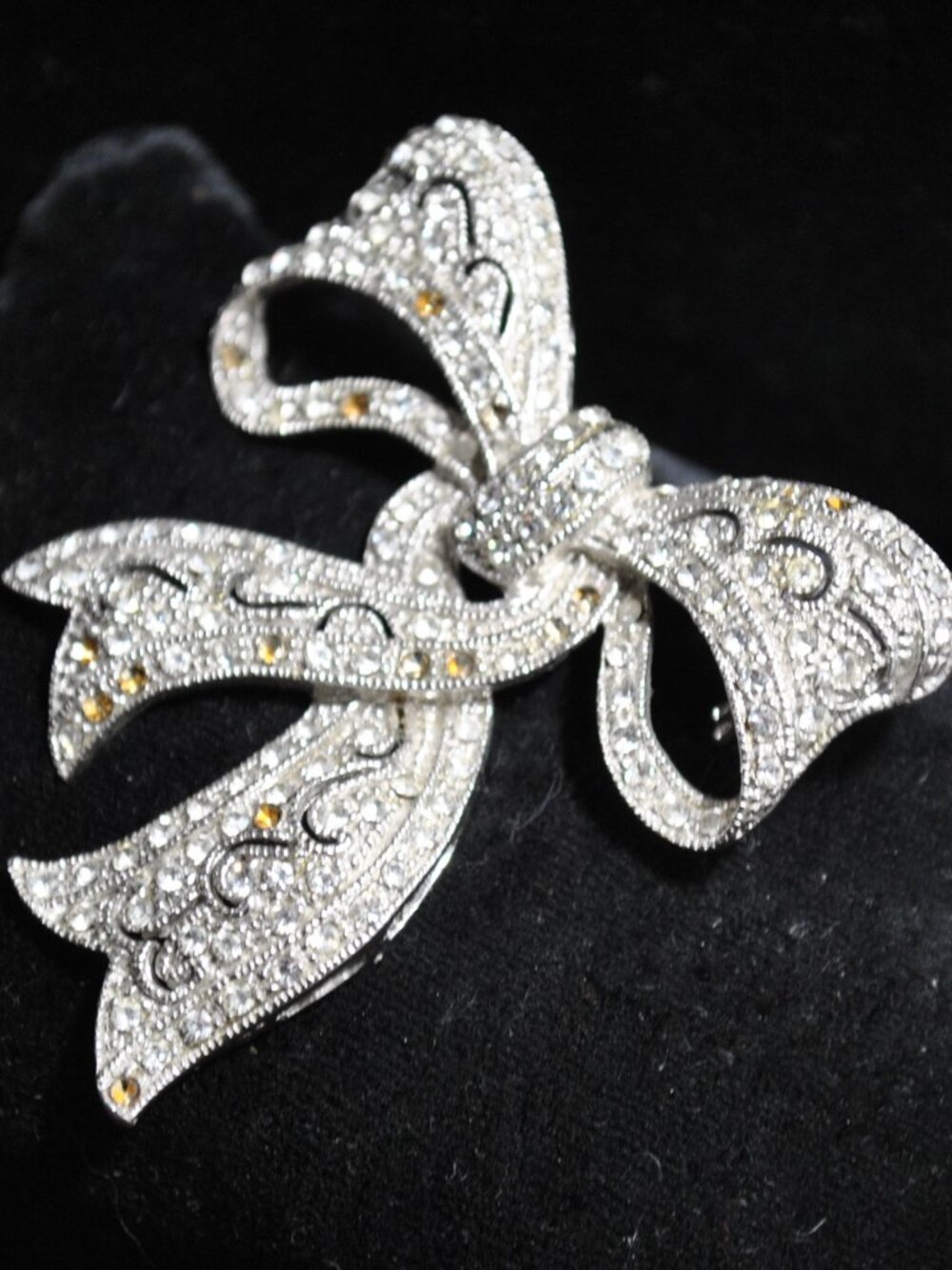 Damaged! Vintage Large Rhinestone Bow Costume Brooch - Picture 3 of 8
